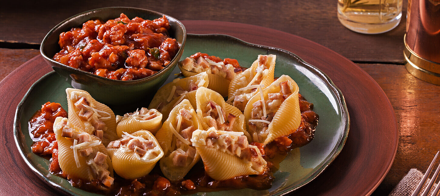 Conchiglione Recheado de Peito de Frango com tomate seco molho de ragú de linguiça